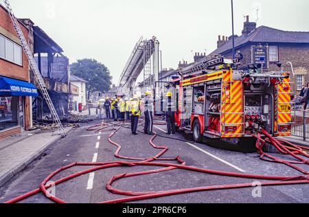 Ein Feuer hat Baldwins-Laden in der Perry Street, Northfleet, ausgelöscht. Die Firma hatte 100 Jahre lang gehandelt. Es waren 40 Feuerwehrleute nötig, um es unter Kontrolle zu bringen. Stockfoto