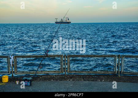 Menschen, die im Hafen von Yokohama fischen Stockfoto