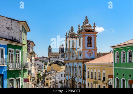 Historische Gebäude und barocke Kirchen in Pelourinho Stockfoto