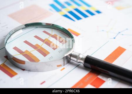 Vergrößerungsglas auf Diagrammpapier. Finanzentwicklung, Bankkonto, Statistik, Investment Analytic Research Data Economy, Börsenhandel, Business Office Concept. Stockfoto