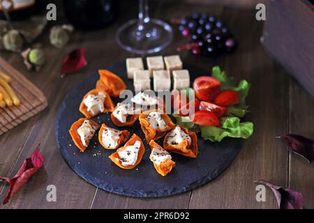 Horsd'Oeuvre aus getrockneten Persimonen und Frischkäse für Wein Stockfoto