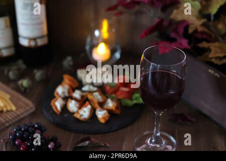 Getrocknete Persimone und Frischkäse mit Hors d'Oeuvre und Wein Stockfoto