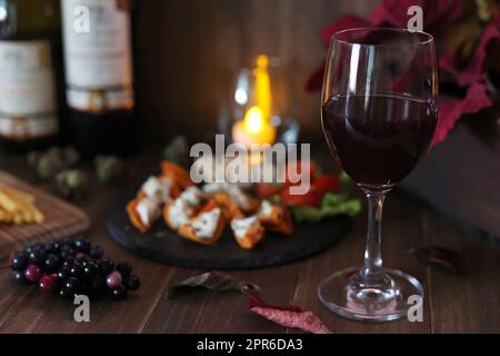 Getrocknete Persimone und Frischkäse mit Hors d'Oeuvre und Wein Stockfoto