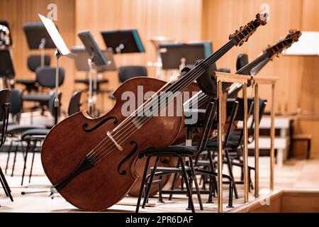 Cello auf der Bühne der Philharmonie während eines Konzerts Stockfoto