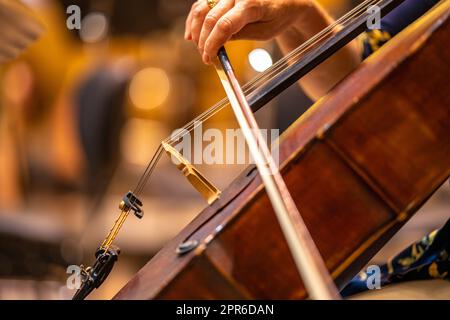 Cello auf der Bühne der Philharmonie während eines Konzerts Stockfoto