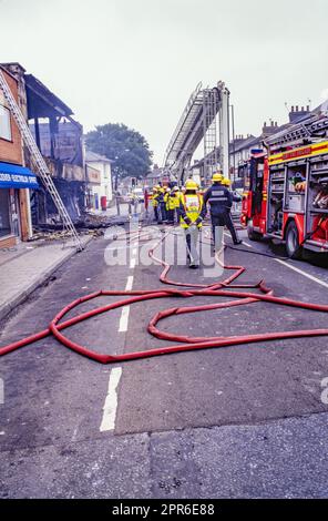 Ein Feuer hat Baldwins-Laden in der Perry Street, Northfleet, ausgelöscht. Die Firma hatte 100 Jahre lang gehandelt. Es waren 40 Feuerwehrleute nötig, um es unter Kontrolle zu bringen. Stockfoto