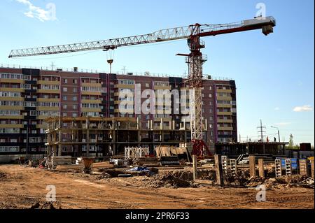 Bau eines Verwaltungsgebäudes auf monolithische Weise mit einem Turmdrehkran Stockfoto