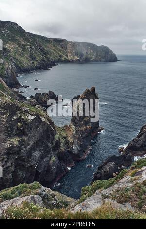 Küste der galicischen Klippen in Herbeira an einem dunklen und bewölkten Tag Stockfoto