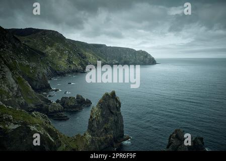 Küste der galicischen Klippen in Herbeira an einem dunklen und bewölkten Tag Stockfoto