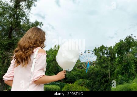 Attraktive Frau mit süßen Zuckerwatte Stockfoto