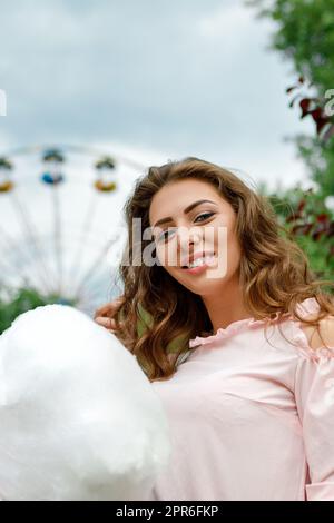 Attraktive Frau mit süßen Zuckerwatte Stockfoto