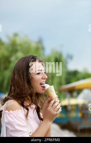 Junge lächelnde Mädchen mit Eis Stockfoto