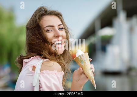 Junge lächelnde Mädchen mit Eis Stockfoto