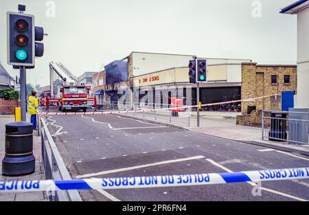 Ein Feuer hat Baldwins-Laden in der Perry Street, Northfleet, ausgelöscht. Die Firma hatte 100 Jahre lang gehandelt. Es waren 40 Feuerwehrleute nötig, um es unter Kontrolle zu bringen. Stockfoto