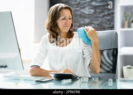 Auftragen Des Wiederverwendbaren Eisbeutels Stockfoto