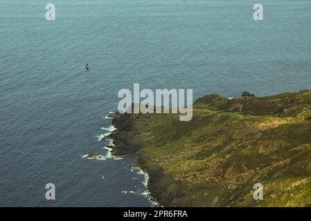 Küste der galicischen Klippen in Herbeira an einem dunklen und bewölkten Tag Stockfoto