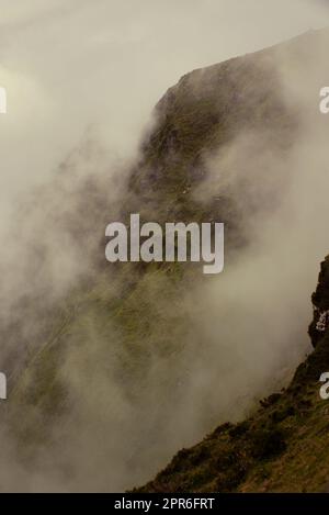 Küste der galicischen Klippen in Herbeira an einem dunklen und bewölkten Tag Stockfoto