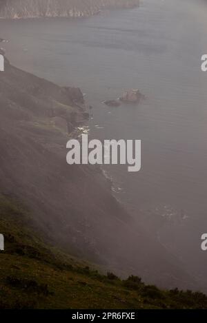 Küste der galicischen Klippen in Herbeira an einem dunklen und bewölkten Tag Stockfoto