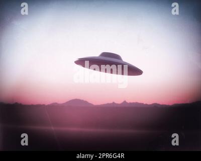 3D Illustration, Unidentified Flying Object aus dem fotografischen Filmstil der 60er und 70er Jahre. Stockfoto