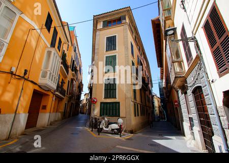 Palma, Mallorca - 5. August 2019 : schmale Straße, umgeben von historischen Gebäuden in der Altstadt von Palma de Mallorca auf der Balearen Stockfoto