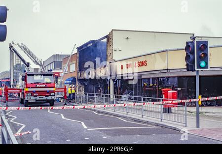 Ein Feuer hat Baldwins-Laden in der Perry Street, Northfleet, ausgelöscht. Die Firma hatte 100 Jahre lang gehandelt. Es waren 40 Feuerwehrleute nötig, um es unter Kontrolle zu bringen. Stockfoto