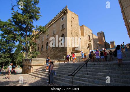 Palma, Mallorca - 5. August 2019 : Außenansicht des Königspalastes La Almudaina, eine befestigte mittelalterliche gotische Burg im Zentrum von Palma Stockfoto