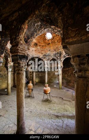 Steinkuppel mit fünf Oculi im alten byzantinischen Bad der arabischen Bäder von Palma von Mallorca - antikes maurisches Badehaus auf dem Balearen Stockfoto