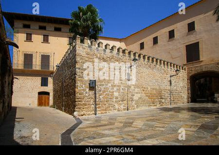 Steinmauer im Innenhof der arabischen Bäder von Palma von Mallorca - antikes maurisches Badehaus auf den Balearen, Spanien Stockfoto