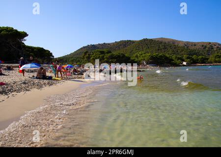 Cala Agulla, Mallorca - 5. August 2019 : Sandstrand von Cala Agulla an der Ostküste Mallorcas auf den Balearen, Spanien Stockfoto