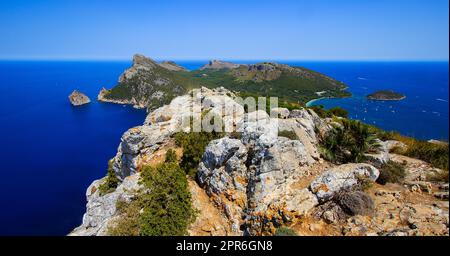 Panoramablick auf die Berggipfel über dem Mittelmeer am Ende von Cape Formentor an der Nordostküste von Mallorca in der Stockfoto