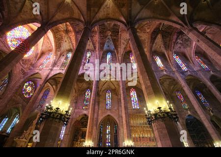 Das Schiff La Seu, die Kathedrale Santa Maria von Palma de Mallorca auf den Balearen (Spanien) - mittelalterliche gotische Kathedrale, die neben der Medite erbaut wurde Stockfoto