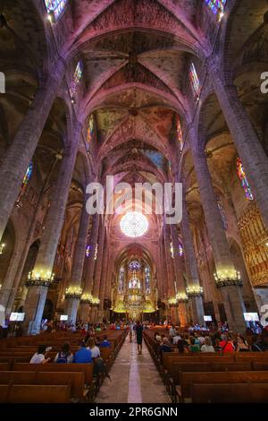 Palma, Mallorca - 5. August 2019 : das Schiff La Seu, die Kathedrale Santa Maria von Palma de Mallorca auf den Balearen (Spanien) - mittelalterliche gotische Kirche Stockfoto