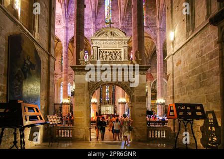 Palma, Mallorca - 5. August 2019 : Steinbogen im Inneren von La Seu, die Kathedrale Santa Maria von Palma de Mallorca auf den Balearen (Spanien) - Me Stockfoto