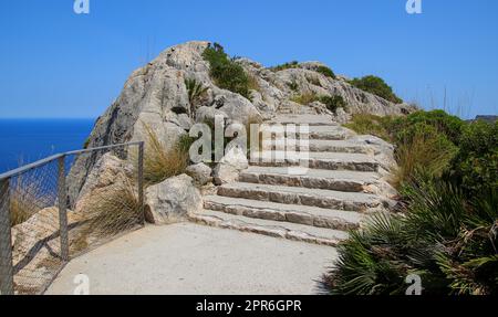 Treppen auf dem Fußweg des mirador („Aussichtspunkt“) von Es Colomer im Norden Mallorcas auf den Balearen, Spanien Stockfoto