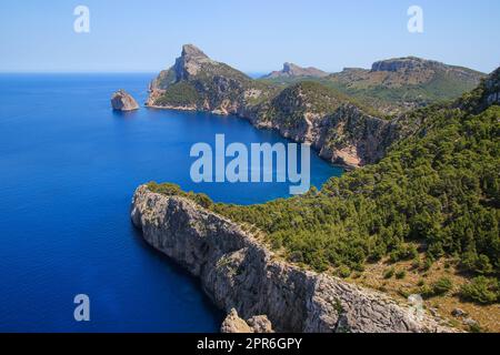Kap Formentor aus der Sicht von Es Colomer im Norden Mallorcas auf den Balearen, Spanien Stockfoto