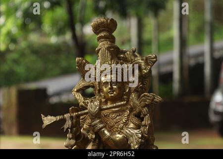 Lord krishna, ein Idol aus Messing in goldener Farbe Stockfoto