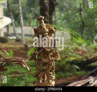 Lord krishna, ein Idol aus Messing in goldener Farbe Stockfoto