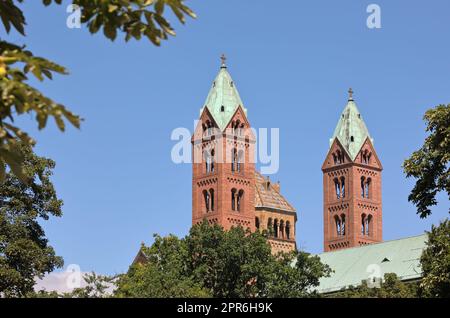 Vertikales Bild des Kaiserdoms Basilika Mariä Himmelfahrt und St. Stephan in Speyer, auch Speyer-Dom genannt, Deutschland Stockfoto