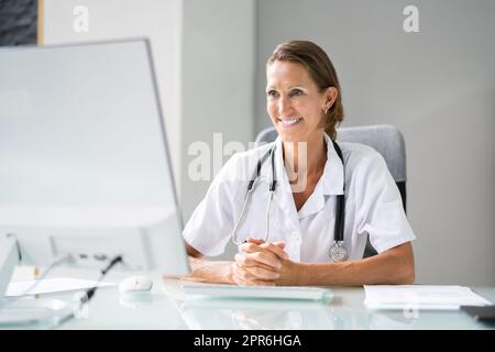 Portrait Of Happy Ärztin Stockfoto