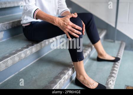 Reife Frau, Die Auf Der Treppe Sitzt Stockfoto