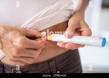 Arzneimittel-Selbstinjektion Im Bauch Mit Der Spritze Stockfoto