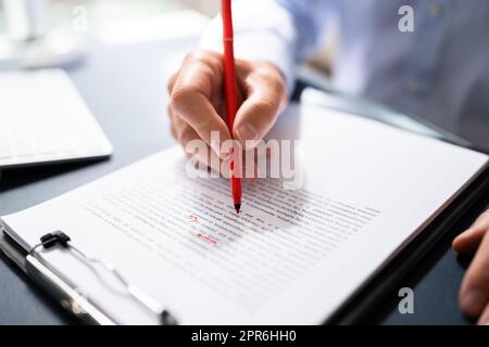 Rechtschreibfehler Und Grammatikfehler Werden Korrigiert Stockfoto