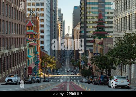 Ein Bild von der Long California Street mit der Innenstadt von San Francisco und der Oakland Bay Bridge im fernen Zentrum. Im Vordergrund steht auch Chin Stockfoto