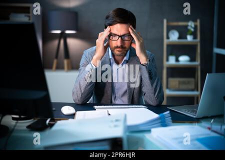 Gestresster Steuerberater Mit Kopfschmerzen Stockfoto