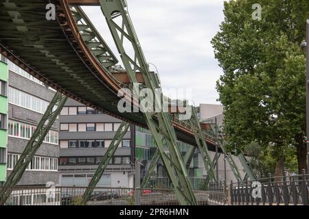 Die Wuppertaler Schwebebahn schwebt auf einem Stahlrahmen durch den Himmel Stockfoto