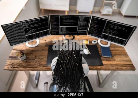 Afroamerikanischer Coder Mit Computer Am Schreibtisch Stockfoto