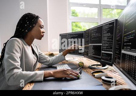 Afroamerikanischer Coder Mit Computer Am Schreibtisch Stockfoto