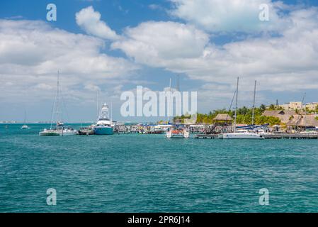 Hafen mit Segelbooten und Schiffen auf der Insel Isla Mujeres in der Karibik, Cancun, Yucatan, Mexiko Stockfoto