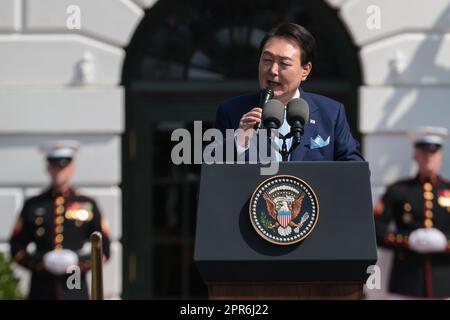 Washington, USA. 26. April 2023. Präsident Yoon Suk-Yeol von der Republik Korea spricht am 26. April 2023 bei einer offiziellen Ankunftszeremonie auf dem südlichen Rasen des Weißen Hauses in Washington, DC. (Foto: Oliver Contreras/Sipa USA) Guthaben: SIPA USA/Alamy Live News Stockfoto