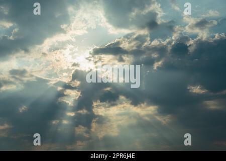 Sonnenblende und Wolken Stockfoto